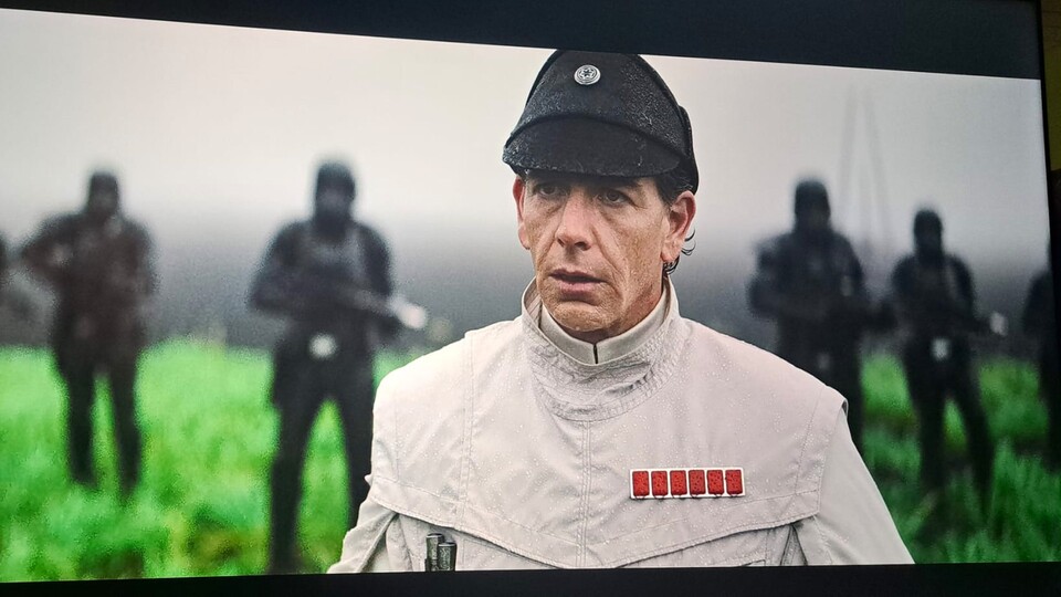 Dank der gigantisch-großen Bildschirmdiagonale von 75 Zoll kommen Gesichtszüge und Mimik von Schauspielern noch besser zur Geltung – man kann sogar die einzelnen Regentropfen auf Krennics Uniform erkennen!