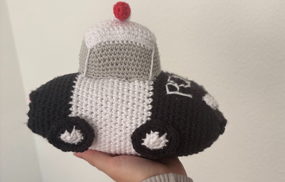 Ja, unsere Community-Chefin Mary hat neben neuen FYNGerpuppen auch ein Polizeiauto gehäkelt. Aus Gründen.