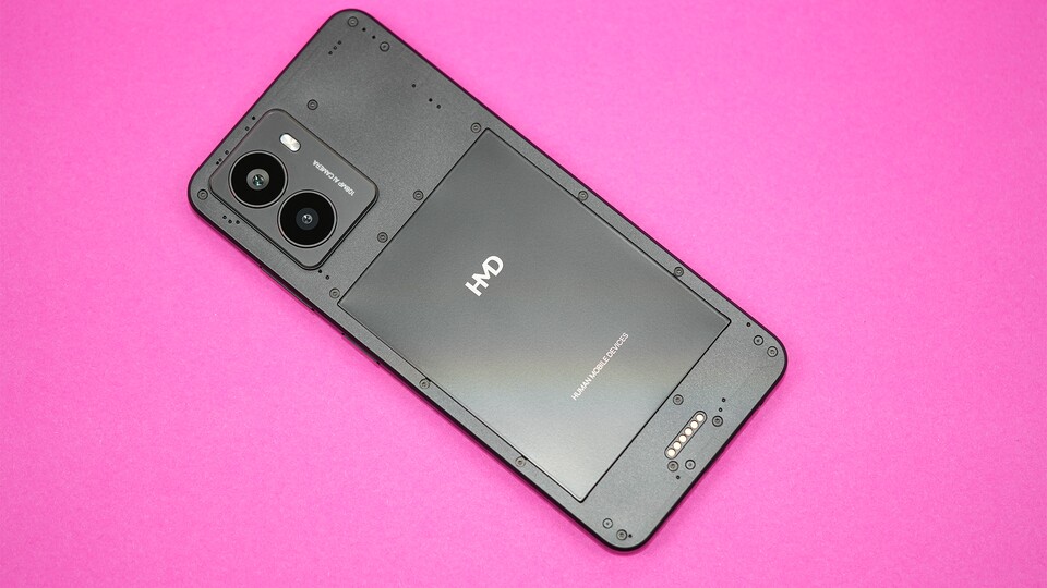 Für das Fusion bietet HMD einiges an Zubehör an, unter anderem einen Gaming-Controller sowie Schutzhüllen mit großem LED-Licht. Für die Verbindung sorgt der Pin-Anschluss unten an der Rückseite. (Bild: GameStar Tech)