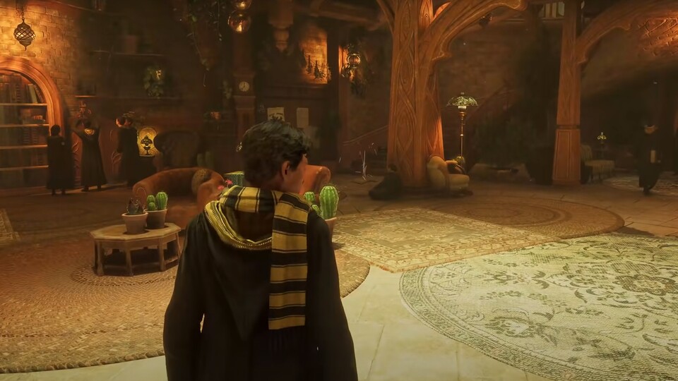 Zwar könnt ihr in Hogwarts Legacy durch einen Glitch in jeden der vier Gemeinschaftsräume eindringen, doch für die komplette Spielerfahrung braucht ihr jeweils einen Charakter aus dem entsprechenden Haus.