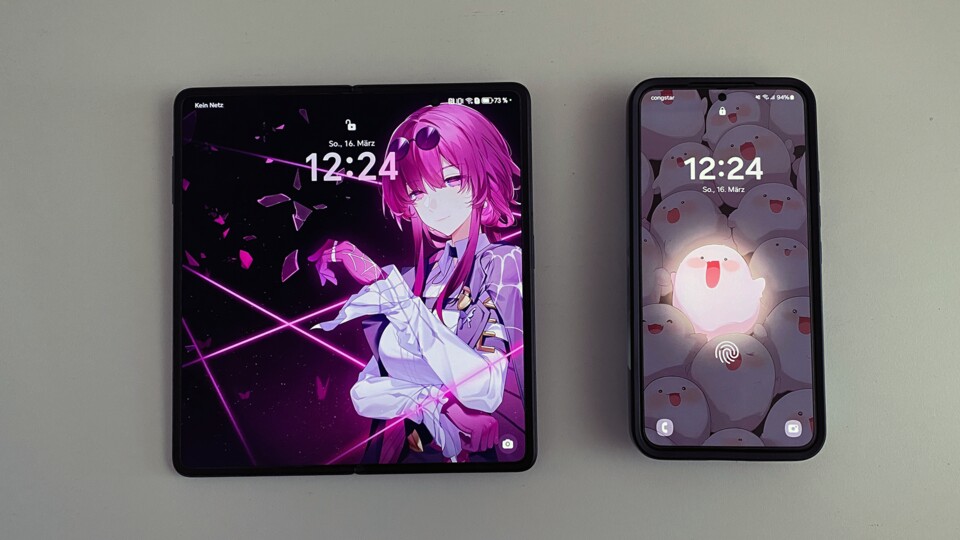 Hier seht ihr den Vergleich des Honor Magic V3 in ausgeklapptem Zustand mit dem Samsung Galaxy S22 meiner Frau. (Bild: Maxe S., GameStar)