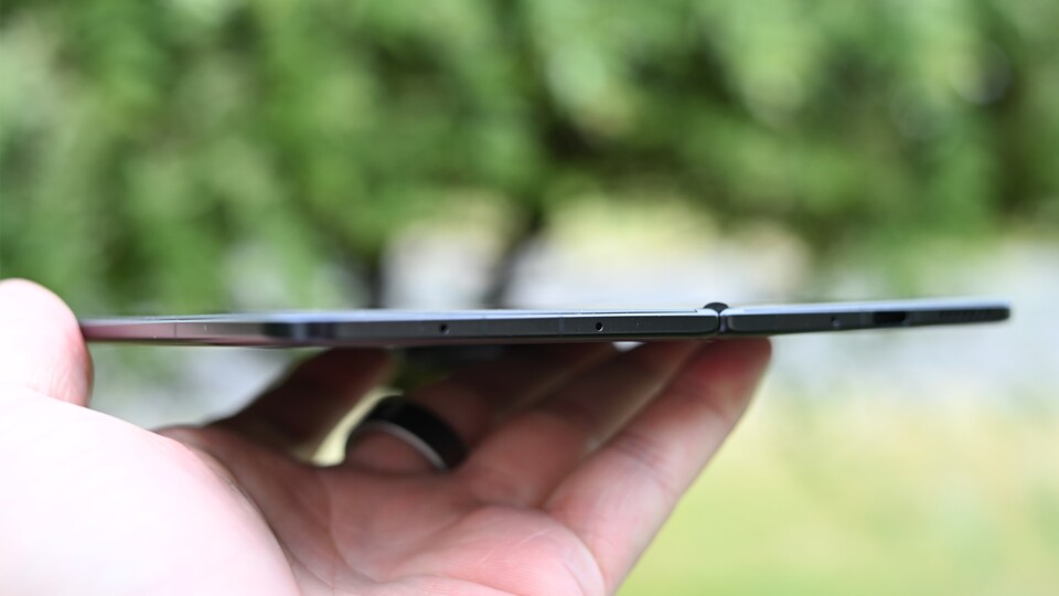 Aufgeklappt wirkt das Honor Magic V5 auf der Hand fast wie eine Scheibe.