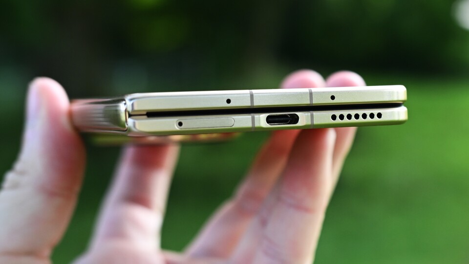 Auf der Unterseite findet ihr neben dem Lautsprecher noch den SIM-Kartenstecksplatz uns den USB-C-Anschluss. (Bild: Patrick S.GameStar Tech)