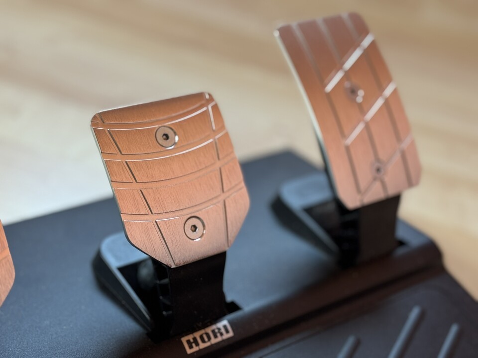 Die Pedale sind hochwertig verarbeitet, lediglich die Haftung am Boden ist eine Herausforderung.