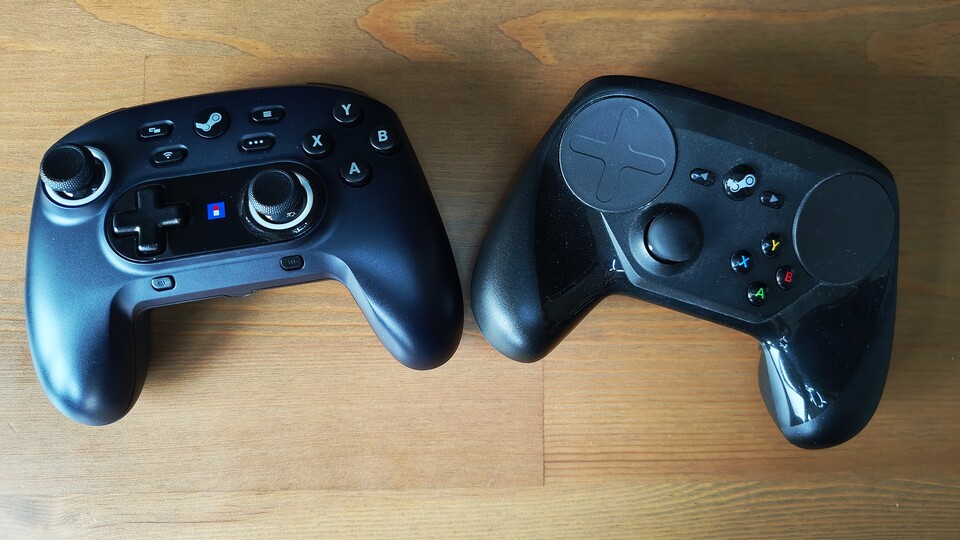 Hier seht ihr das Horipad neben dem ersten Steam Controller von Valve.