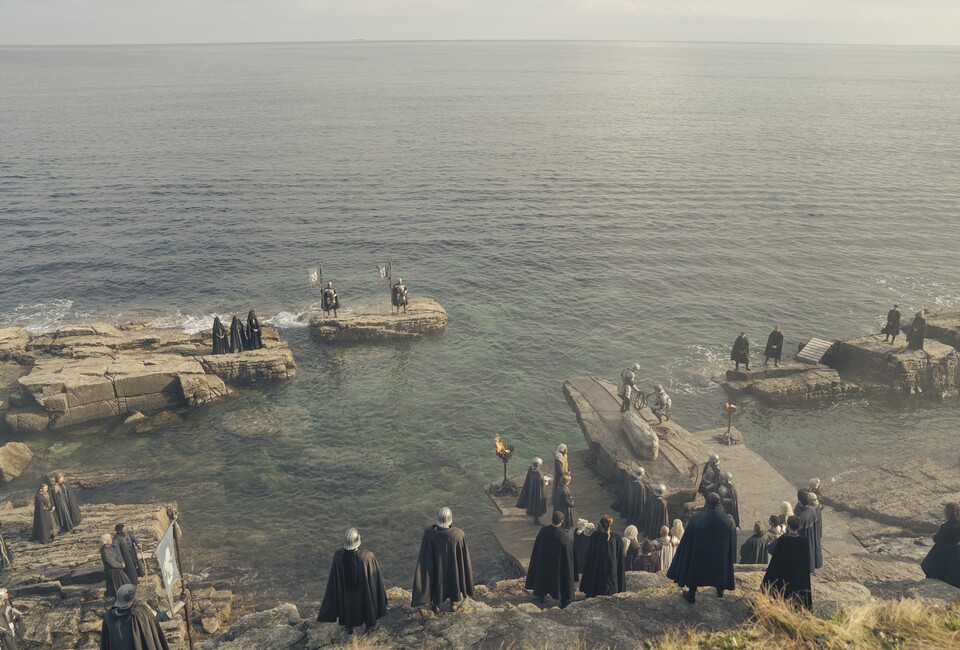 Auf Driftmark werden die Leichen verstorbener Personen anscheinend in einem steinernen Sarg im Meer betattet. Bildquelle: HBO
