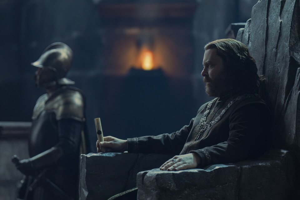 Lord Borros Baratheon hat sich für die Grünen entschieden, weil eine seiner Töchter mit Aemond verlobt werden soll. Bildquelle: HBO
