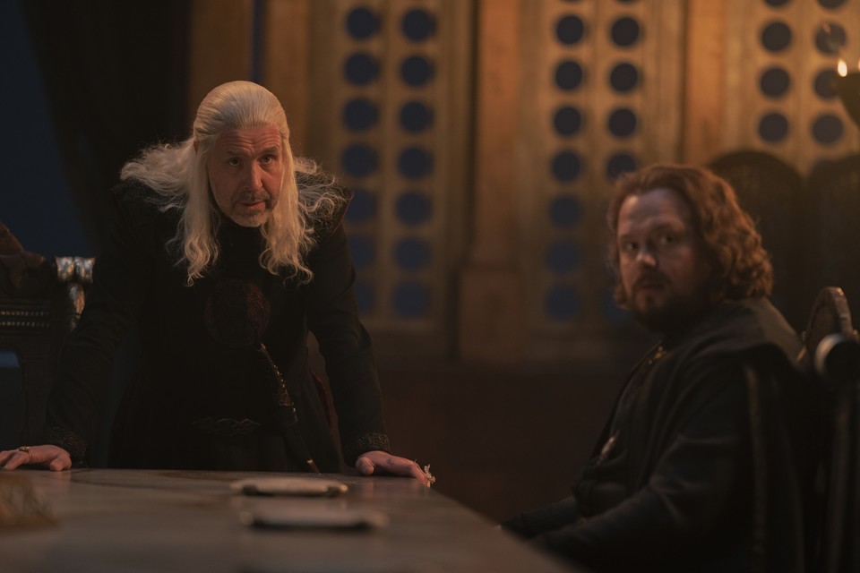 Lyonel Kraft (rechts) dient König Viserys (links) als Meister des Rechts. Bildquelle: HBO