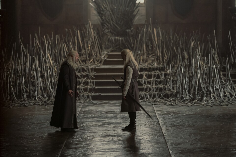 Der Eiserne Thron wirkt in House of the Dragons deutlich mächtiger und ist näher an der Buchvorlage. Bildquelle: HBO