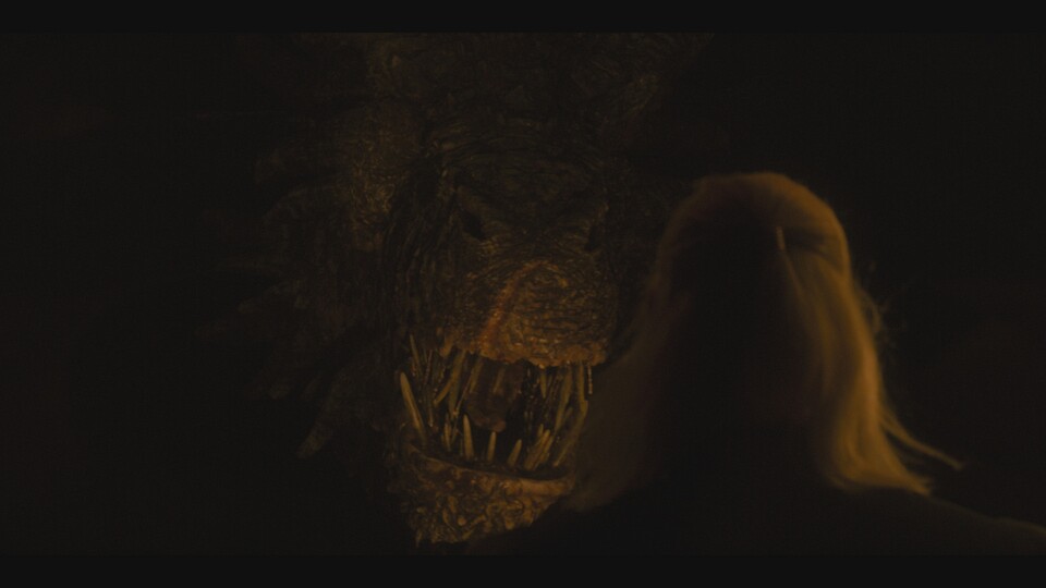 In Staffel 1 sehen wir nur, wie Daemon sich dem Drachen vorsichtig nähert, während er ein hochvalyrisches Lied singt. Bildquelle: HBO
