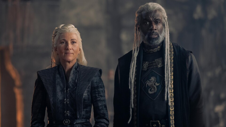 Rhaenys Targaryen (Eve Best) und Lord Corlys Velaryon (Steve Toussaint) sind wichtige Verbündete für Königin Rhaenyra. Bild: HBO.