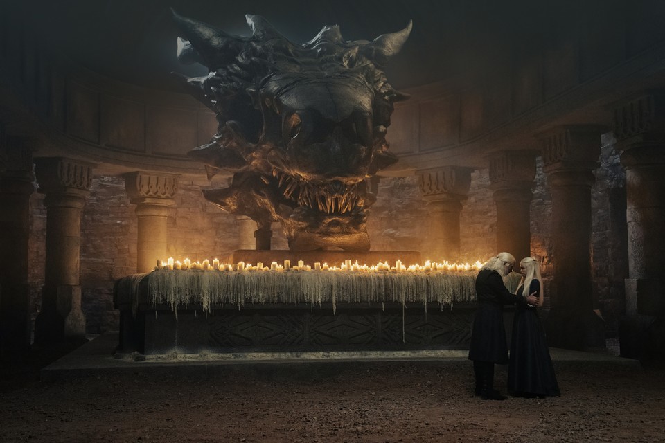 Eines der wichtigsten Gespräche findet vor dem Schädel des Drachen Balerion statt. Bildquelle: HBO