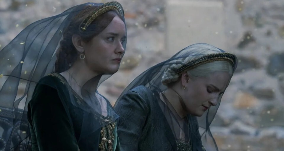 Königin Helaena (rechts) gerät bei der Zuschaustellung ihres toten Sohnes in Panik. (Bildquelle: HBO)