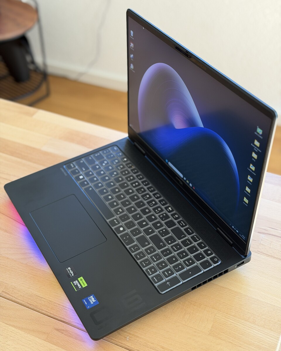 Vom Design her könnte das Omen Max 16 auch als leistungsstarkes Business-Notebook durchgehen, zumindest wenn die RGB-Beleuchtung nicht aktiv ist. (Quelle: Sven Scharpe)