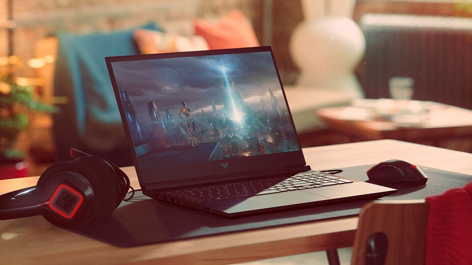 Das schlanke und schlichte Design des Victus 16 fügt sich hervorragend in jedes Setup ein.