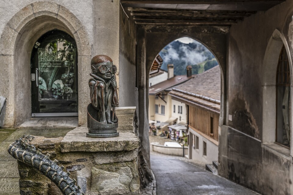 Ein grandioser Kontrast: Die Skulpturen des Giger-Museums gegen das beschauliche Schweizer Dorf Gruyères. Bildquelle: DisneyHeike Witzgall