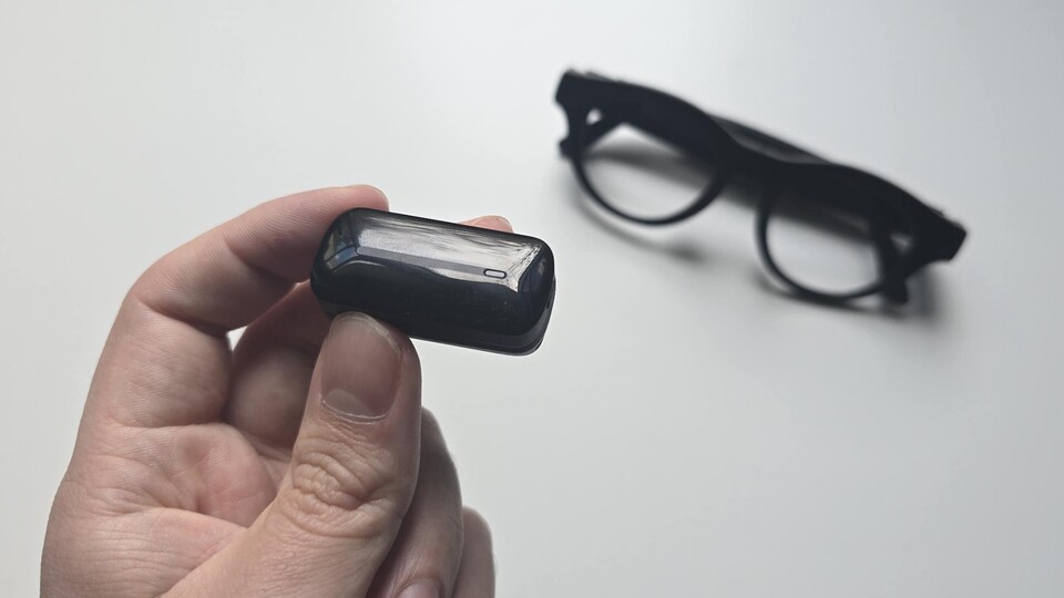 Die Brille kommt mit einem anklippbaren Akku, der die Nutzungszeit noch einmal verlängert. (Bildquelle: GameStar Tech)