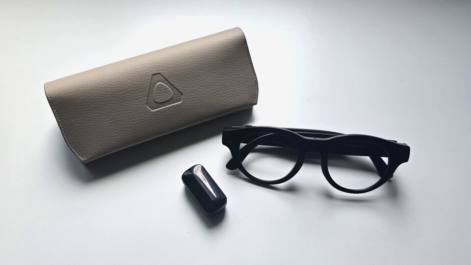 In dem HTC-Vive-Bundle sind die Brille mit Gläsern, ein Etui sowie ein anklippbarer zusätzlicher Akku enthalten. (Bildquelle: GameStar Tech)