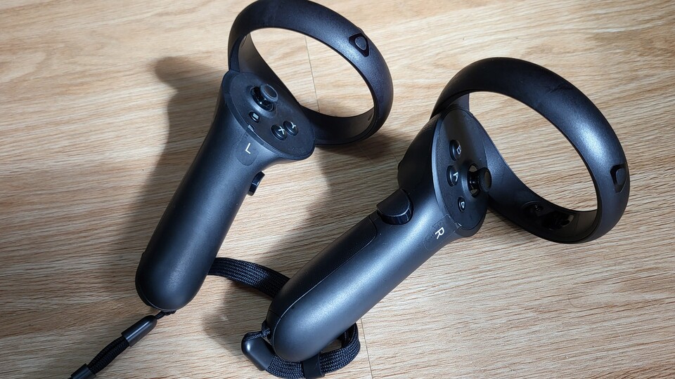 Die mitgelieferten Controller halten sich an den etablierten VR-Standard. Leider ist deren Akkulaufzeit knapp bemessen. Nach rund vier Stunden ist Schluss.