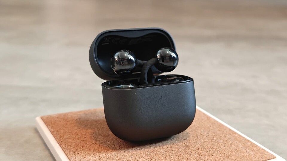 Das Ladecase lässt die Kopfhörer bis zu 38 Stunden durchhalten. Es ist auch um einiges kompakter und leichter als das Case meiner AirPods.