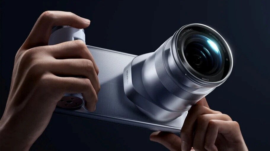 Mitsamt Kameragriff wird aus dem Huawei-Smartphone eine ganze Kamera. (Bildquelle: Huawei)