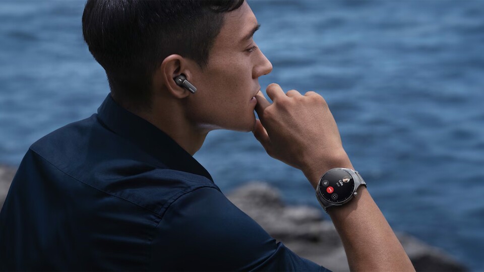 Auch ohne Smartphone könntet ihr die Watch 4 Pro nutzen, da ihr die Uhr ihre eigenen Funktionen besitzt.