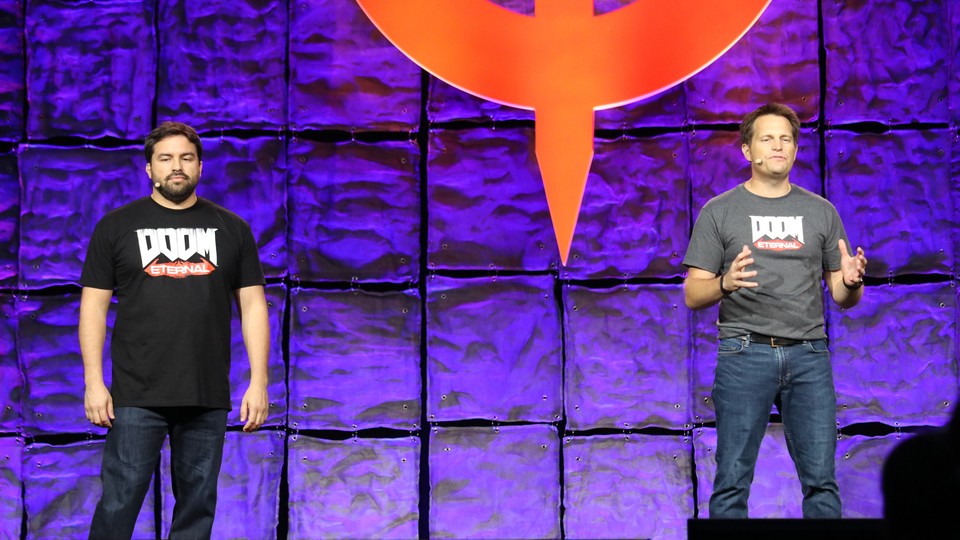 Game Director Marty Stratton (rechts) und Creative Director Hugo Martin stellen eine knappe halbe Stunde lang Doom Eternal auf der Quakecon-Bühne vor.