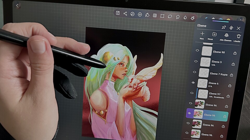 Beim Zeichnen verhindert der Handschuh, dass über den Touchbildschirm Flecken auf eurer Illustration entstehen - ohne kommt das leider sehr häufig vor, weil das Display empfindlich reagiert.