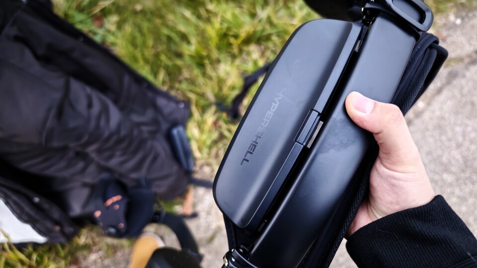 Der leere Akku wird einfach über einen Klipp herausgezogen und der neue eingesteckt. Das ist ganz einfach, aber ihr müsst das Exoskelett ausziehen, wenn ihr wie ich alleine unterwegs seid. (Bildquelle: Duy Linh DinhGameStar Tech)