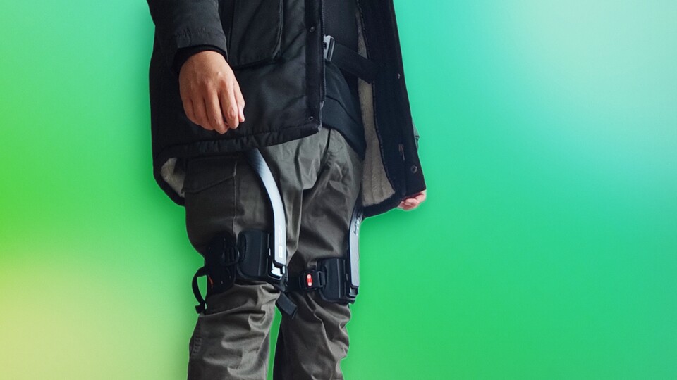 Unter meiner Jacke erkennt man das Exoskelett kaum. Das Design ist allgemein sehr unaufällig. (Bildquelle: Duy Linh DinhGameStar Tech)