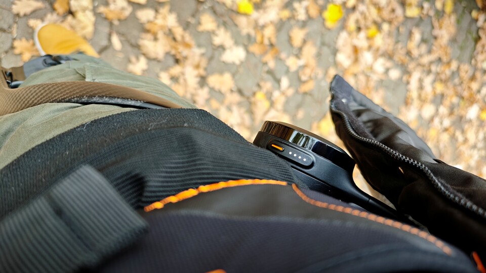 Die Taste befindet sich am rechten Motor und ist leicht an der Hüfte erreichbar. Die vier LEDs zeigen die Leistungsstufe und den ausgesuchten Modus an. (Bildquelle: Duy Linh DinhGameStar Tech)