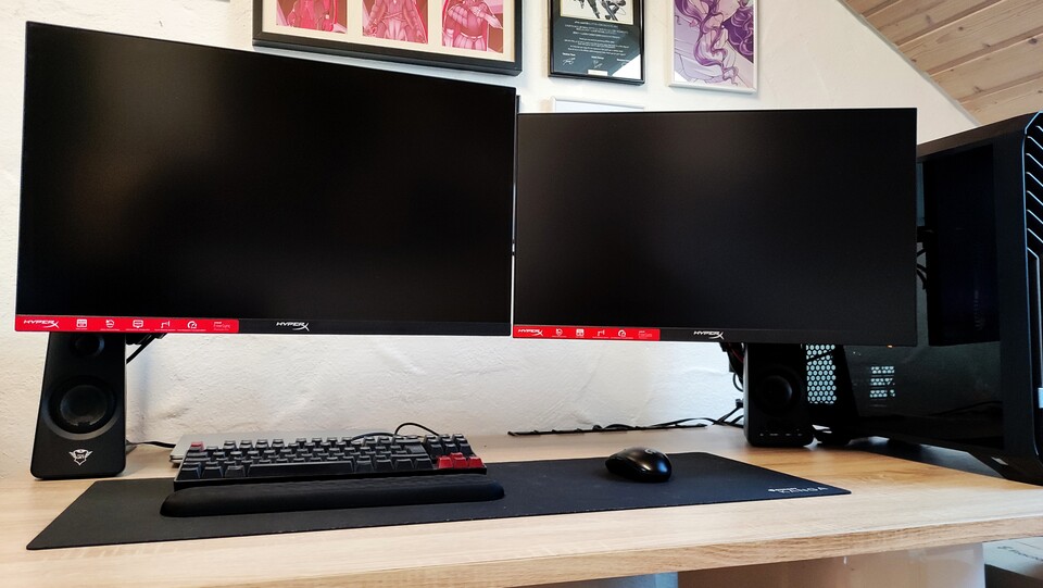 Dank der Monitorarme sieht es auf den ersten Blick so aus, als würden die Bildschirme schweben.