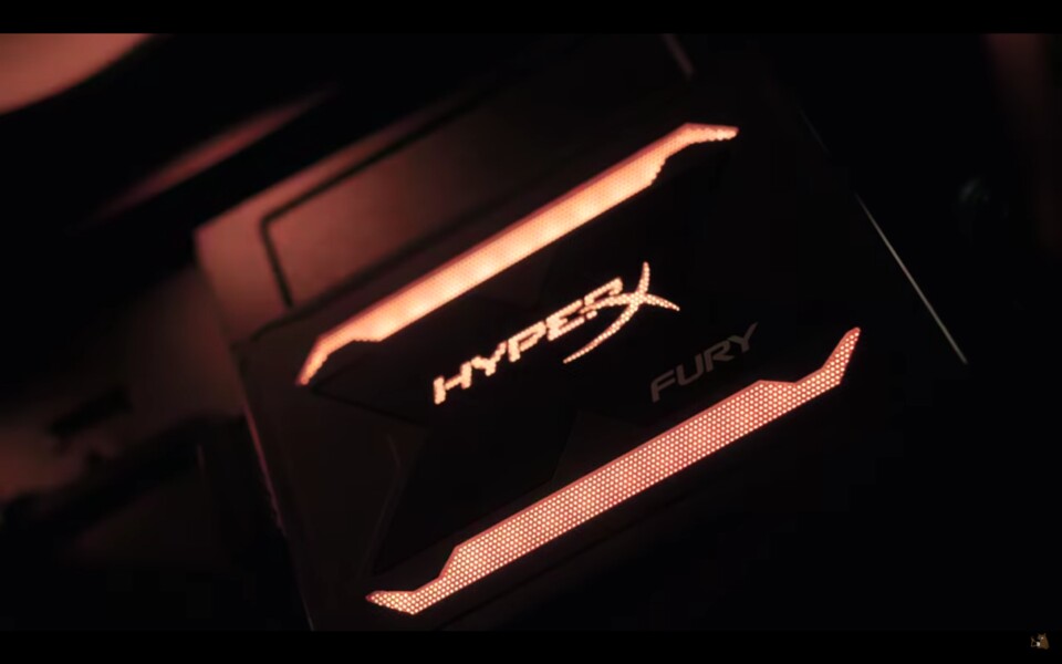 Die Hyper-X-Fury-SSD-Festplatte kommt mit besonderer RGB-Beleuchtung daher. (Bildquelle: Youtube/Hardware Canucks)