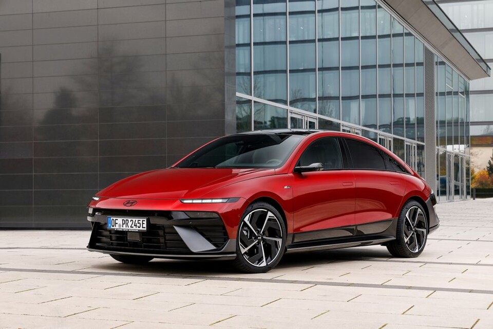 Der Hyundai Ioniq 6 ist konsequent auf Effizienz ausgelegt und fällt besonders durch niedrige Verbrauchswerte auf der Autobahn auf. (Quelle: Hyundai)