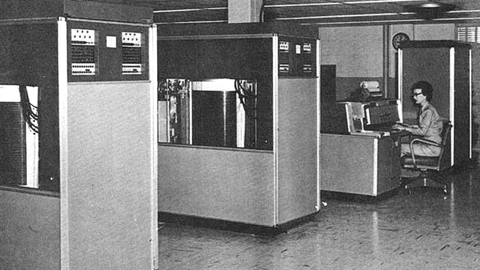 Die erste Festplatte überhaupt, die IBM 350 von 1956, war zwar groß wie ein Kühlschrank, speicherte aber nur rund 4 MB – ein Millionstel heutiger Modelle.