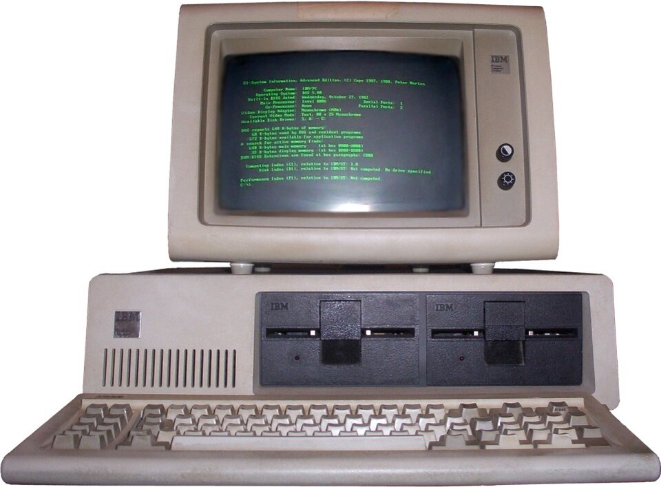 Das ist das Modell 5150, der erste Personal Computer von IBM, der 1981 vorgestellt wurde. (Quelle: Wikipedia)