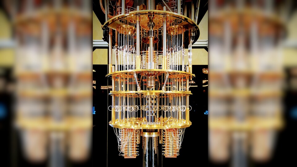 IBMs Kryostat und 50-Qubit Quanten-Computer-Chip ausgestellt auf der CES 2018 (Bildquelle: »IBM Q quantum Computer« von Lars Plougmann, CC BY-SA 2.0)