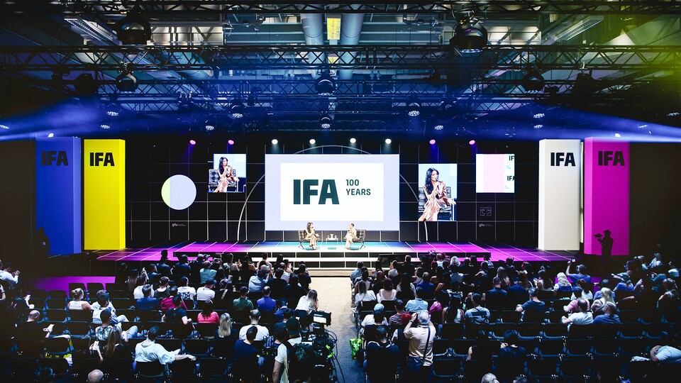 In addition to the stands of the companies that present their new products, panels and talks with audience also take place on certain topics.