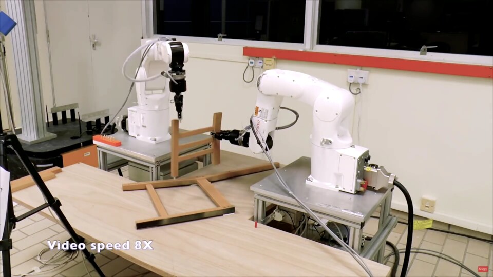 Dieser Roboter baute einen Stuhl von Ikea in gut 20 Minuten zusammen. (Quelle: Science Robotics/Youtube)