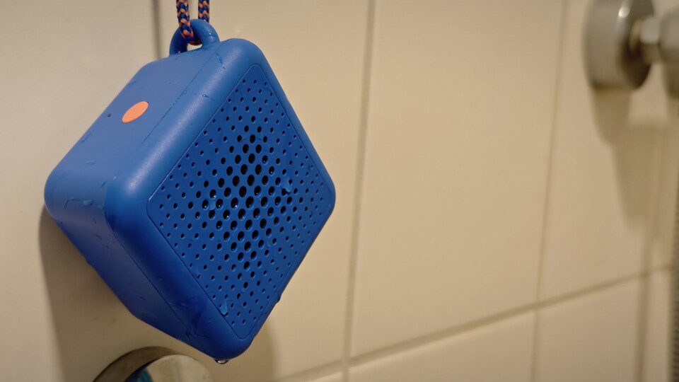 Das Wasser aus der Dusche hält der Lautsprecher problemlos aus. (Bildquelle: Duy Linh DinhGameStar Tech)