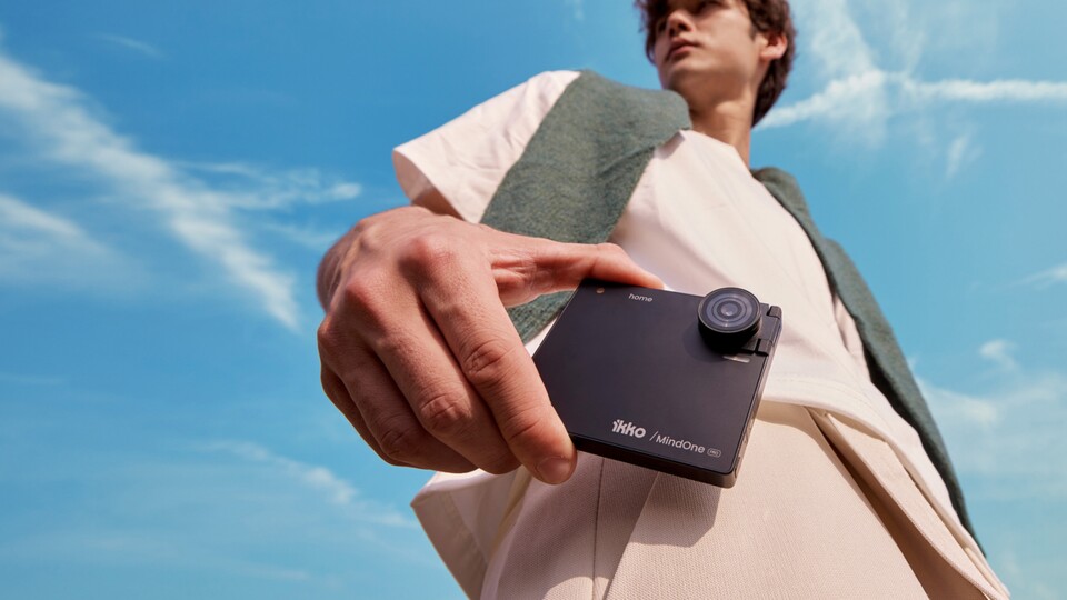 Der iKKO MindOne Pro erinnert ein wenig an einen MP3-Player – mit hervorstehender Kamera. (Bildquelle: iKKO)