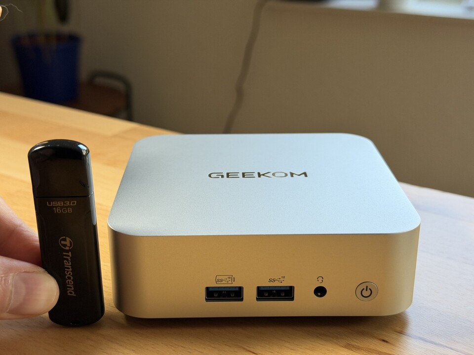 Links neben dem A5 Pro seht ihr einen normalen 0815-USB-Stick. Der Vergleich zeigt, wie klein der Mini-PC wirklich ist. (Bildquelle: GameStar Tech)