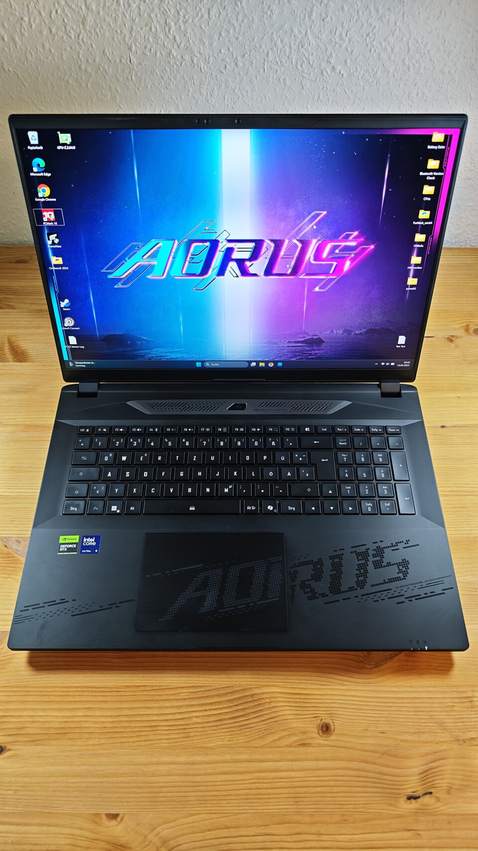 Vom Displaydeckel abgesehen besteht das Gehäuse aus Kunststoff.