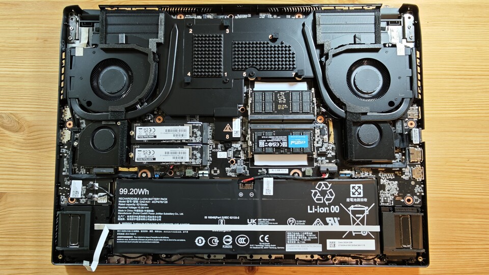 Im Inneren nimmt das Kühlsystem mit seinen vier Lüftern einen Großteil des Platzes ein.