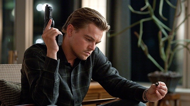 Laut Michael Caine träumt Cobb (Leonardo DiCaprio) am Ende von Inception nicht, sondern ist tatsächlich in der Realität angekommen. Bildquelle: Warner Bros.