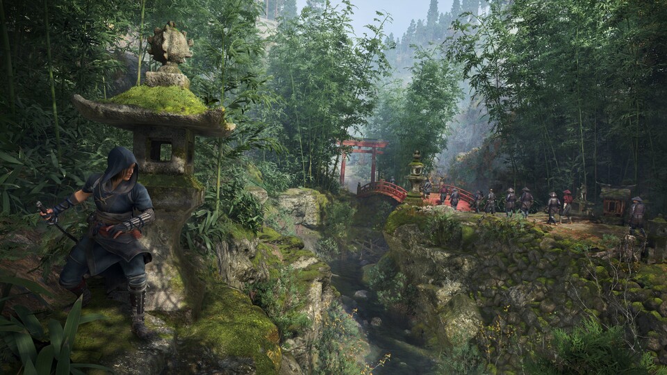 Der erste Ingame-Screenshot zeigt Shinobi Naoe bei einer Schleich-Mission in einem Bambuswald.