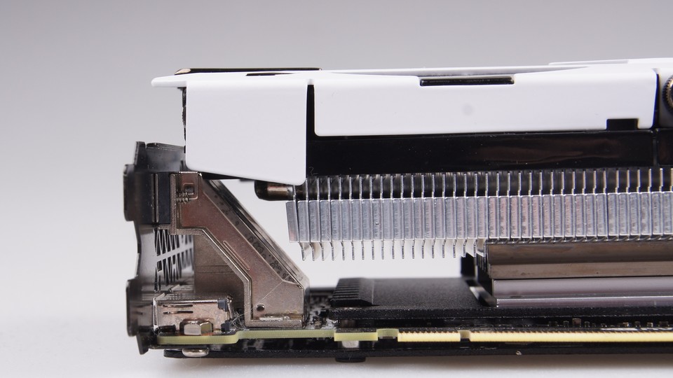 Der Herculez-Kühler der inno3D Geforce GTX 980 Ti iChill X3 DHS belegt gleich drei Slots und mit 30 cm Länge passt die Karte nur in große Gehäuse. 