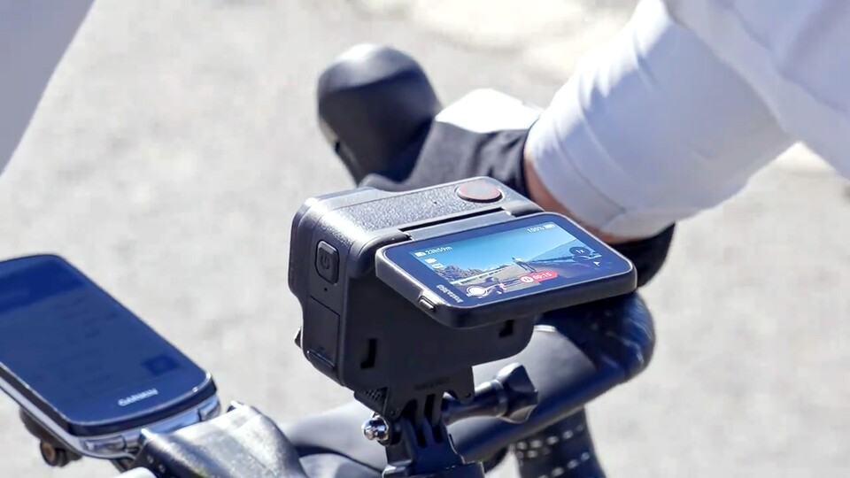 Wie auch das Action-Pod der GO Ultra, hat die Ace Pro 2 ebenfalls ein klappbares Display zur Hand.