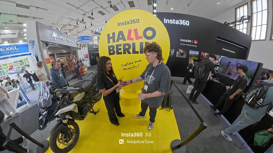 Die Übergabe des GameStar-Tech-Awards an Insta360 auf der IFA 2026 – passend mit der 360-Grad-Kamera festgehalten. (Bildquelle: GameStar Tech)