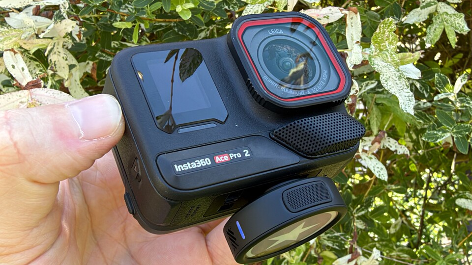 Der Sender lässt sich auch mit anderen Produkten des Herstellers, wie der Ace Pro 2, verbinden. Dank des Magneten hält der Transmitter bombenfest an der Unterseite der Action Cam. (Bild: Patrick S. - GameStar Tech)